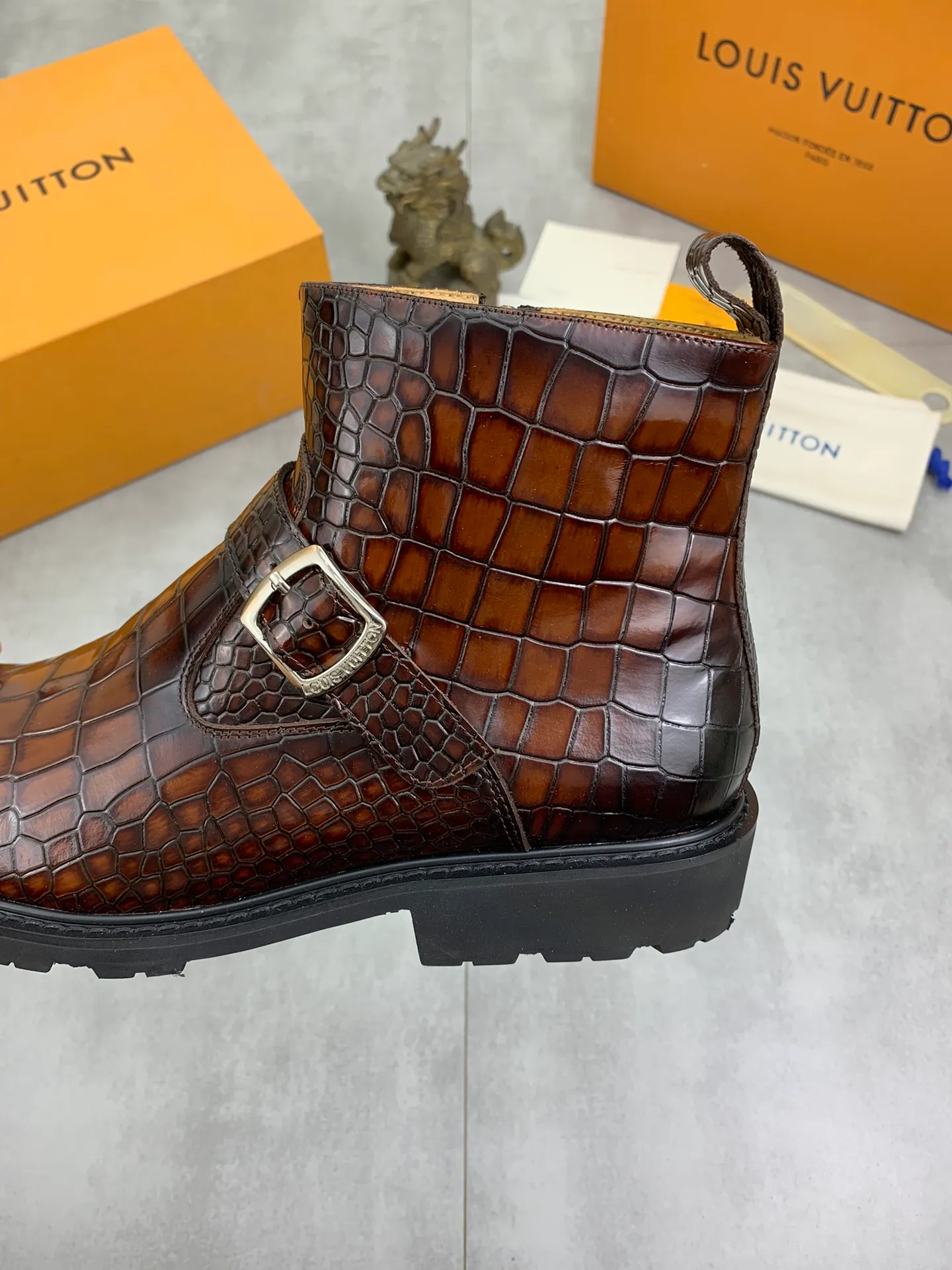 Men's shoes 💰P640 💰【New】🆘Water-dyed cow lining LV Louis Vuitton business high-top leather shoes, made of original imported Italian 🇮🇹 open-edge bead-rubbed open-edge bead cowhide, full cowhide lining, carefully handmade by professional shoemakers, the original version is specially designed for wear-resistant outsole. Standard code: 38-45 3⃣️color🉑️select